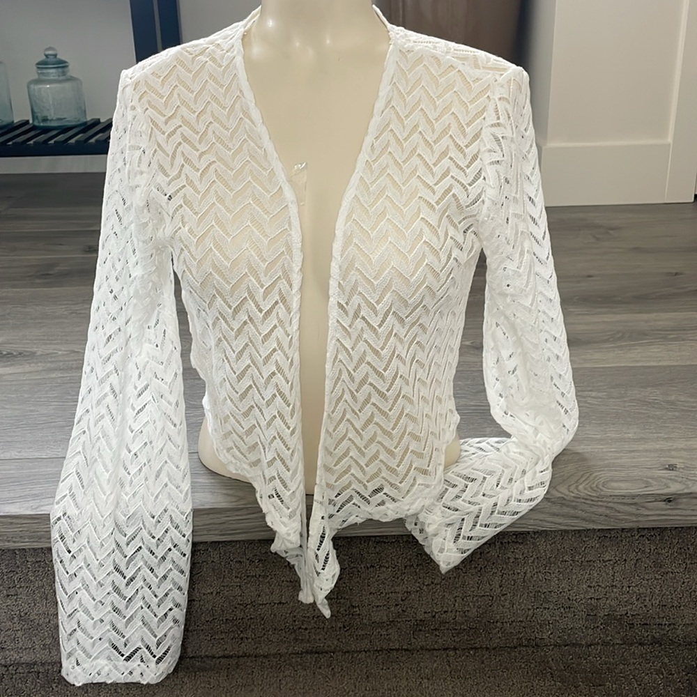 KOY RESORT ZUMA  WHITE long sleeve cropped tie topper in Chevron .